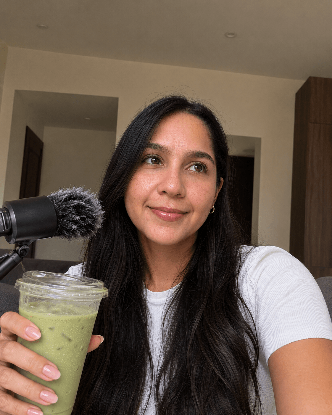 Angélica trabajando en Ser Consciente desde su escritorio